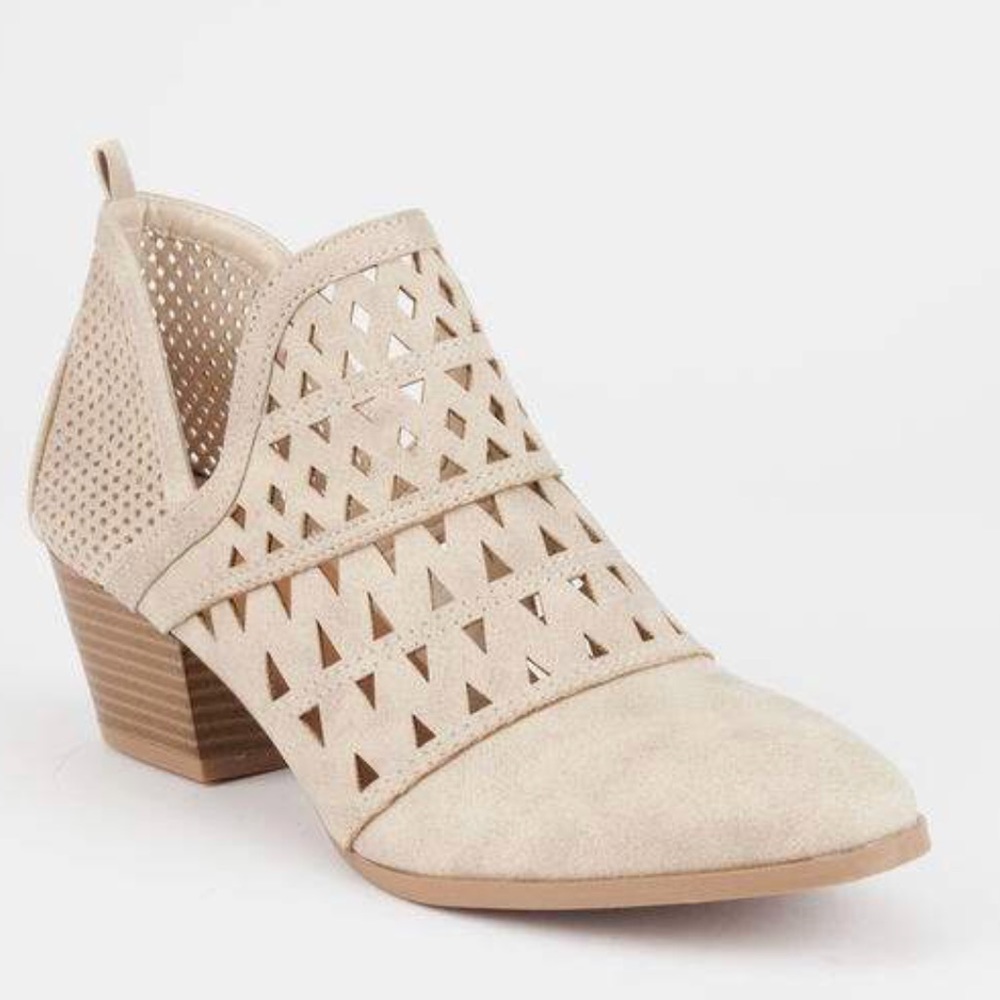 ❤HP❤️️Ladies pointed toe low chunky heels booties. - Picture 3 of 7